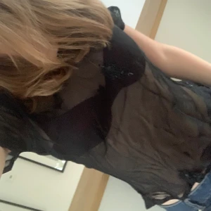 svart topp🦩 - så fin svart genomskinlig topp med detaljer! köpt secondhand💘Passar mig som brukar ha strl xs-s😇 Skriv till mig innan ni trycker på köp nu⚠️