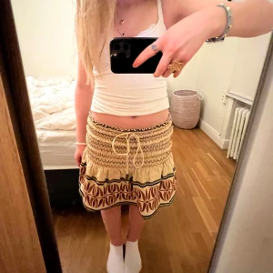 Zara kjol - Säljer min zara kjol från kollektionen förra året. Storlek XS. Köpt för 500. Den är mellan lågmidjad och medelhöjd, men är lätt att justera i midjan om man vill ha den längre ner.