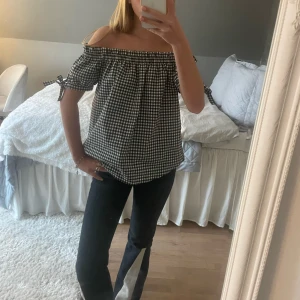 Så fin topp - Så fin topp från hm, funkar både off shoulder och på axlarna!!