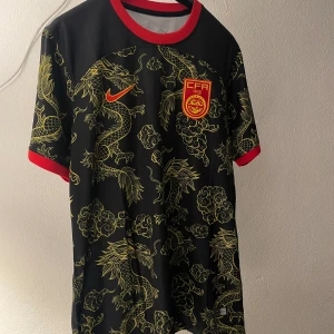 Kina fotbollströja special - Fin och unik tröja som kinas landslag lanserade 2018🇨🇳. Använd 1 gång och kände att den var lite liten så säljer nu den för ett fyndigt pris i och med sällsyntheten.  Storlek L men passar även M Skriv vid frågor!