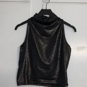 Glittrig topp - En glittrig topp från Bikbok, perfekt för fest. Säljer då den inte kommer till användning längre ✨️