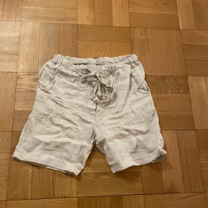 Linneshorts  - Beiga linneshorts, 100% linne, bra sick