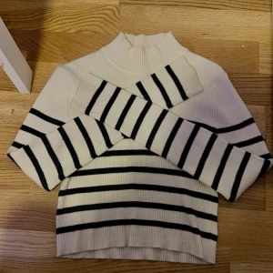 PULL &BEAR - En pull&bear tjock tröja 