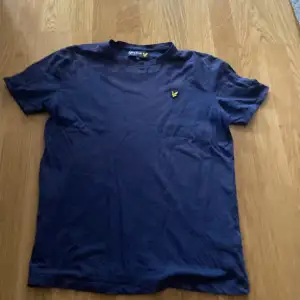 Mörkblå lyle & scott t shirt, bra skick, storlek 14-15 år