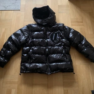 Corvidae puffer jacket - En tvär fet corvidae jacka som inte används pågrund av att jag fick helt fel storlek. Perfekt inför hösten och vintern. Aldrig använd och kvitto finns 🥶 kom dm för mått