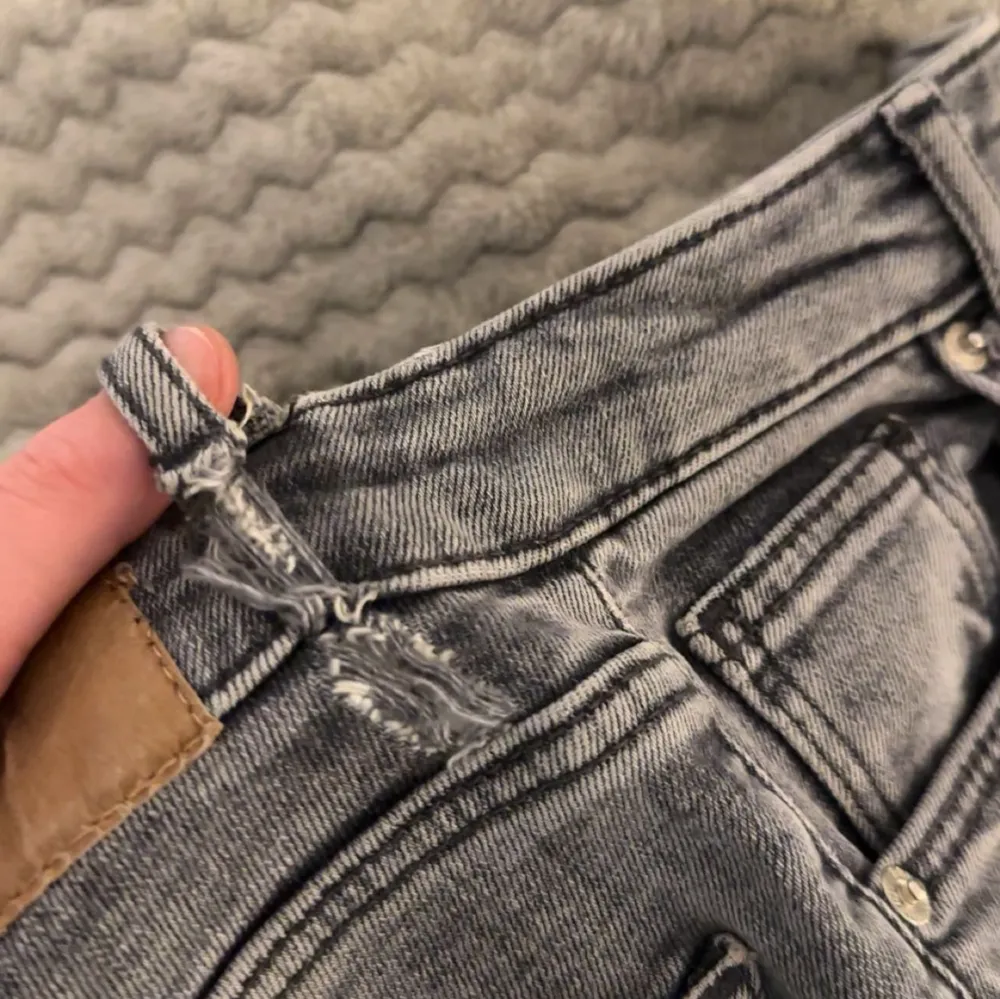 Säljer dessa jeansen super fina nu till våren, dem har gått sönder där uppe (kolla bilden) men kan lätt sys ihop därmed säljer jag billigt💕. Jeans & Byxor.