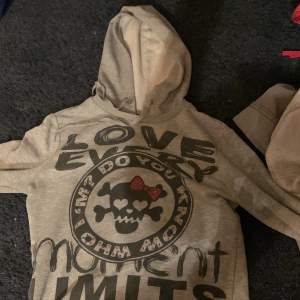 Mycket använd Hoodie med rinestones och andra detaljer