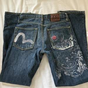 Fina evisu jeans som tyvärr är lite för små för mig💓 Skriv för mer info