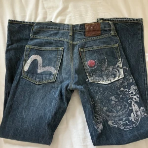 Evisu jeans - Fina evisu jeans som tyvärr är lite för små för mig💓 Skriv för mer info