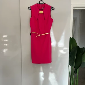 Klänning - Aldrig använd Bältet och guldiga vid halsen går att ta bort 