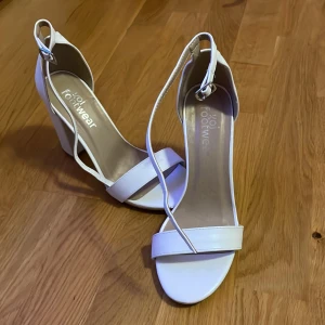 Vita klackar  - Lite använda med liten skada framtill 