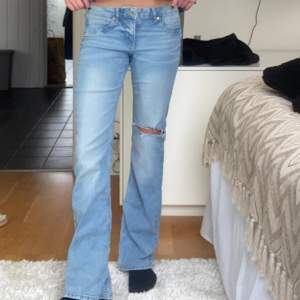 Superfina lågmidjade bootcut jeans från HM! Bra skick💞 storlek 38 men passar mig somvanligtvis har 36/s eller 27 i midjemått. Jag är ca 170 lång