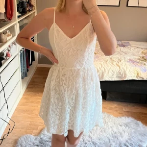 Spetsklänning  - Vit spetsklänning från NAKD som passar perfekt till student, konfirmation, skolavslutning. Storlek 32 men passar även 34. Använd en gång! 🤍