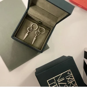 Maria Nilsdotter örhänge  - Hej! På denna annons säljer jag endast 1 örhänge av de två jag har eftersom det var väldigt många som var intresserade av att köpa 1❤️❤️❤️❤️1 för 1600kr 2 för 3200kr❤️❤️kom privat för mer info!! Skickas med tillhörande box. 