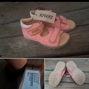 Kavat micro xcn brandied (innermått 15.5) - 👟👶 helt nya med prislapp kvar Barnskor från Kavat Micro XCN Brandied - Storlek 24 innermått 15,5 färg apricot!  🌟 Egenskaper och fördelar:  - Tillverkade med omsorg och kvalitet -  miljövänligt material -justerbart karborreband  Nypris 700kr