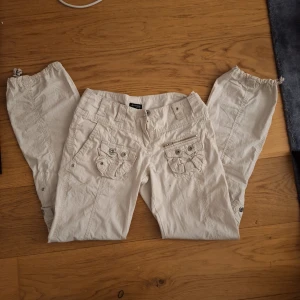 Beiga cargobyxor  - Beiga lågmodjade cargobyxor köpta från humana. Några diamanter har trillat av men förutom det kan jag inte se några defekter. Skriv vid frågor💕