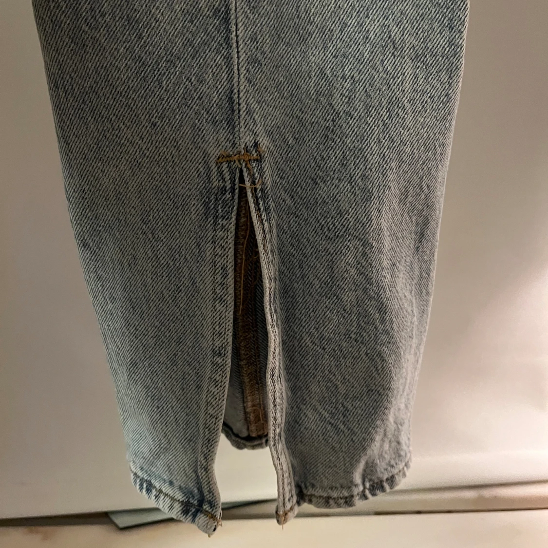 Ljusblå jeans med slits - 91