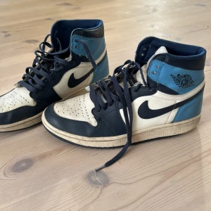 Jordan 1 high ”obsidians” - Köpta på facebook marketplace för 2999kr Har inte många flaws, men hälarna är rätt slitna. Ingen låda.  