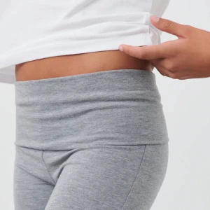 Yoga pants💕 - Säljer nu mina yoga pants i bra skick som tyvärr blivit för korta, jätte sköna och snygga!! Kommer definitivt köpa om fast i en större storlek💕 