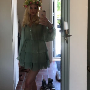 Zara klänning - En super fin zara klänning som är lite i mesh, samma gröna färg som på sista bilden! Perfekt till midsommar eller sommaren! 