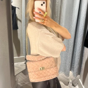 Valentino rockstud spike bag  - Säljer min valentino spike bag, den är ganska smutsig därav priset, kom gärna med prisförslag 🫶🏻 