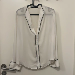 Blus - Blus med svarta detaljer 