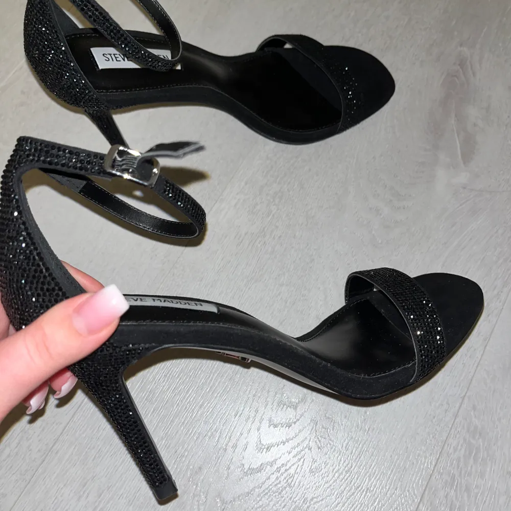 Sååå fina och sexiga klackskor som jag endast provat på. Köpta på NK för 1399kr. Dom glittar så vackert! Perfekt till utgång eller middagsdejt. Skriv för fler bilder❤️passar storlek 39 också. Kengät.