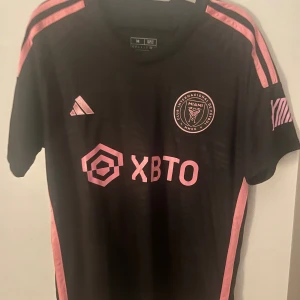 Messi ”Pessi” fotbollströja, Inter Miami 23/24 - En ”Pessi” tröja som är köpt för skoj skull och en rolig grej. Inte många som har sånna tröjor och därför svåra att då tag i. Pris kan diskuteras. :)