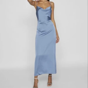 Balklänning  - Säljer denna fina satin klänning pågrund av att  den inte kommer till användning, har aldrig använt den endast testat den. Köpte den på Vila för 500kr i storlek 34. Skriv för fler bilder eller intresse.