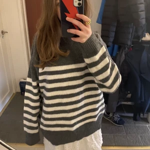 Stickade tröja - Säljer mina stickad tröja ifrån Shein, för den inte kommer till användning längre❤️ Tröjan är i jätte fint skick❤️❤️❤️