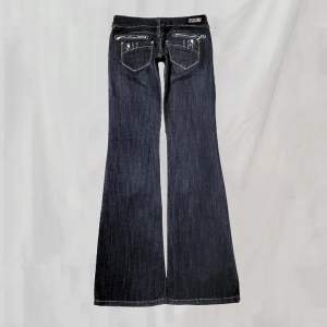 Midja:74 innerben:85 Låga jeans med detaljerade bakfickor och rhinstones. Står storlek 38 men uppskattar passa mer kring en S. Lite mjukare i materialet. Hittar inga uppenbara defekter, överlag mycket fint skick!🤍