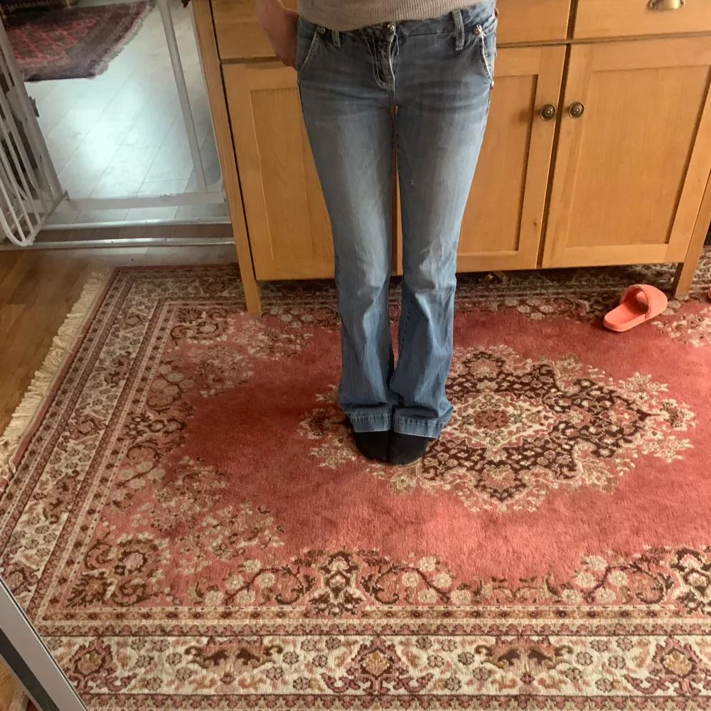 bootcut miss me jeans med fickor.storlek 26 känns som Xs. midjemått:35-36 innerbensmått:120. Jeans & Byxor.