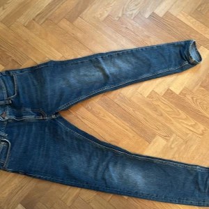 Nudie Jeans - W:30 L32 Modell: Lean Dean Färg: Troubled Sea  Slim Jeans, passar mig som e 177 perfekt men funkar om du är kortare. De är inte alls använda mycket. Kom förbi karlaplans loppis den 19e oktober för att köpa! 