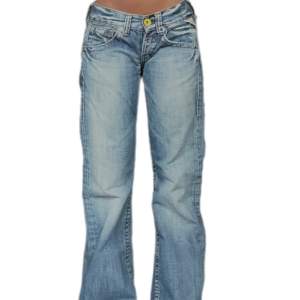 Så snygga bootcut /lowrise/lågmidjade jeans från replay. Storlek W26 L32. I fint skick utan defekter!