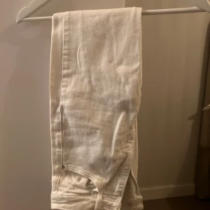 White Jeans Zara  - Använder inte. Nyskick. Strl 34. Kan diskutera pris. 