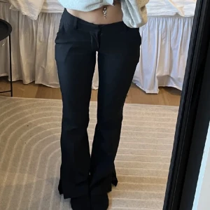 lågmidjade kostymbyxor  - ifrån bikbok i stolek 36, säljer pga att dom är för små💘i modellen Vera petite med låg midja och slits längst ner💘dom är använda men inga fläckar eller hål,  inga tydliga defekter men kom privat för mera bilder osv💘💘💘☺️