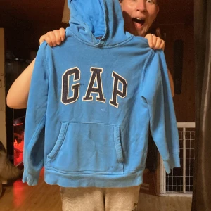 En blå fin Hoodie i märket  GAP - En skön fin blå hoodie som inte kommer till användning 