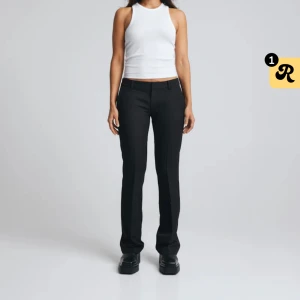 Låga kostymbyxor  - Säljer mina lågmidjade kostymbyxor från Bikbok i stl 38. Använda nån enstaka gång ✌🏻