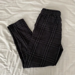 Svarta kostym/pyjamas byxor - Har används en del men normal i storleken. Supersnygga! Skulle inte säga jätteskinny men inte jätte vida ben heller. Storlek 160.
