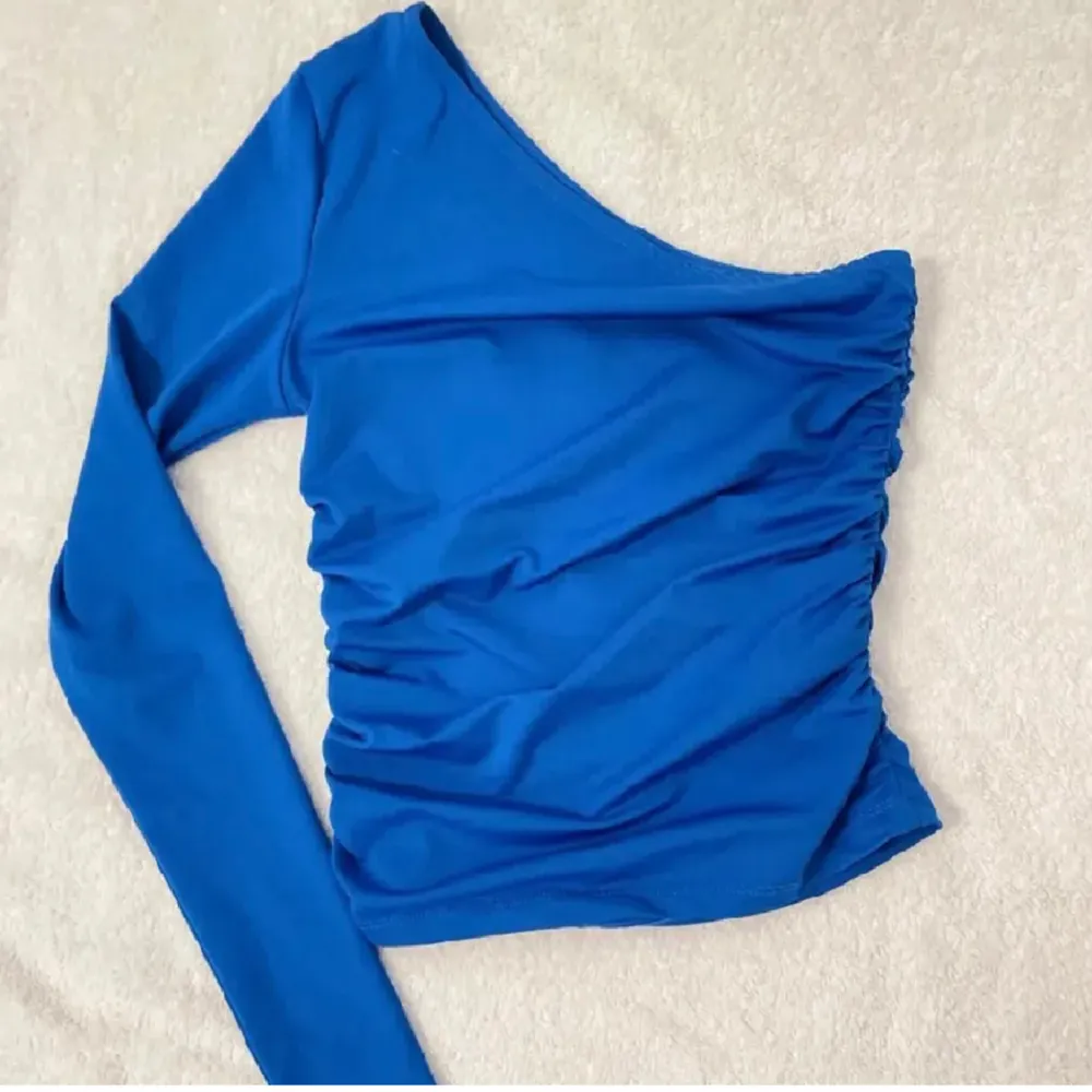 En fin one shoulder tröja från Gina tricot!💘 nypris:299kr säljs för 120kr. Toppar.