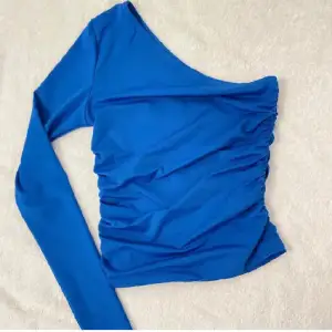 En fin one shoulder tröja från Gina tricot!💘 nypris:299kr säljs för 120kr