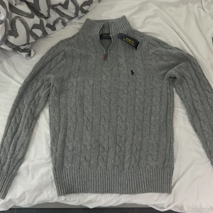 Helt ny stickad polo tröja - Helt ny aldrig använt , 