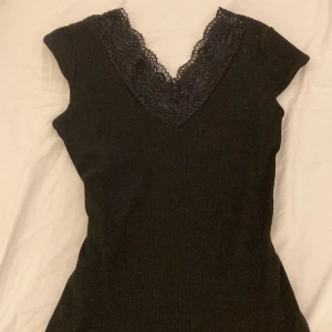  Spets topp - Säljer min jättefina svarta spelstopp pågrund av att den är för stor💞