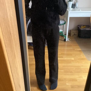 Lager 157 kostymbyxor  - Ett par svarta kostymbyxor i barnstorlek 150. Mycket bra skick och det syns knappt att de är använda. Säljer de för att de dock är för små för mig.💖