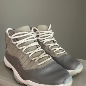 Jordan 11 cool grey - Säljer mina jordan 11 cool grey då jag knappt använt dessa och vuxit ur dem. Äkta och bra skick. Kommer med original låda.
