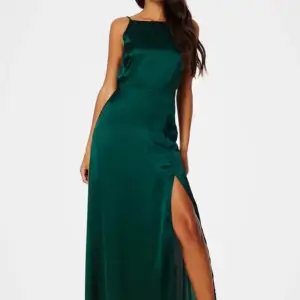 En fin mörkgrön klänning i storlek 38💗använd en gång. Klänningen är lite uppsydd av en skräddare längst ner och lite insydd vid bysten💞finns en liten fläck som jag tror är väldigt enkel att få bort med bara vatten och tvål