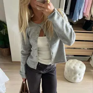 (1a bild lånad) Slutsåld stickad kofta från Gina tricot. Storlek L och sitter snyggt oversized på mig som brukar ha S, så passar XS-L beroende på hur man vill att den ska sitta! Köpt för 400 och bara använd ca 2 gånger 💕