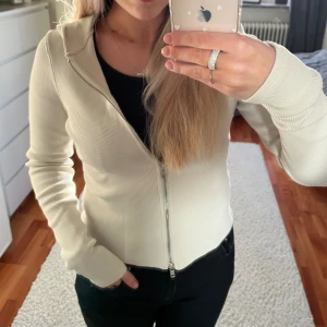 weekday zip  - helt oanvänd zip tröja från weekday i ribbad tight material, ”cut tight zip hoodie” strl M men passar S också. nypris över 500kr säljer för 349kr