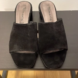 Snygg sko Tamaris  - Snygg sko, slipp in, i gott skick. Knappt använda. Svarta, Tamaris, läder, stl 38 