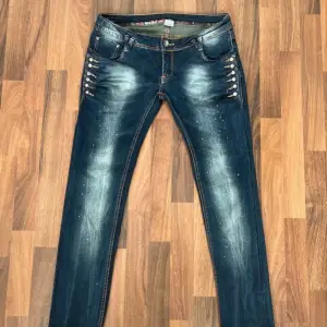 Coola vintage jeans med lågmidja och diamanter/rinestones/gems💅🏼 De är stretchiga och angivna i XL, men lite för små för mig som vanligtvis har L.  Midja till gren: 16,5cm Höft till höft: 43-46cm Midja: 85-90cm Innerben: 75cm